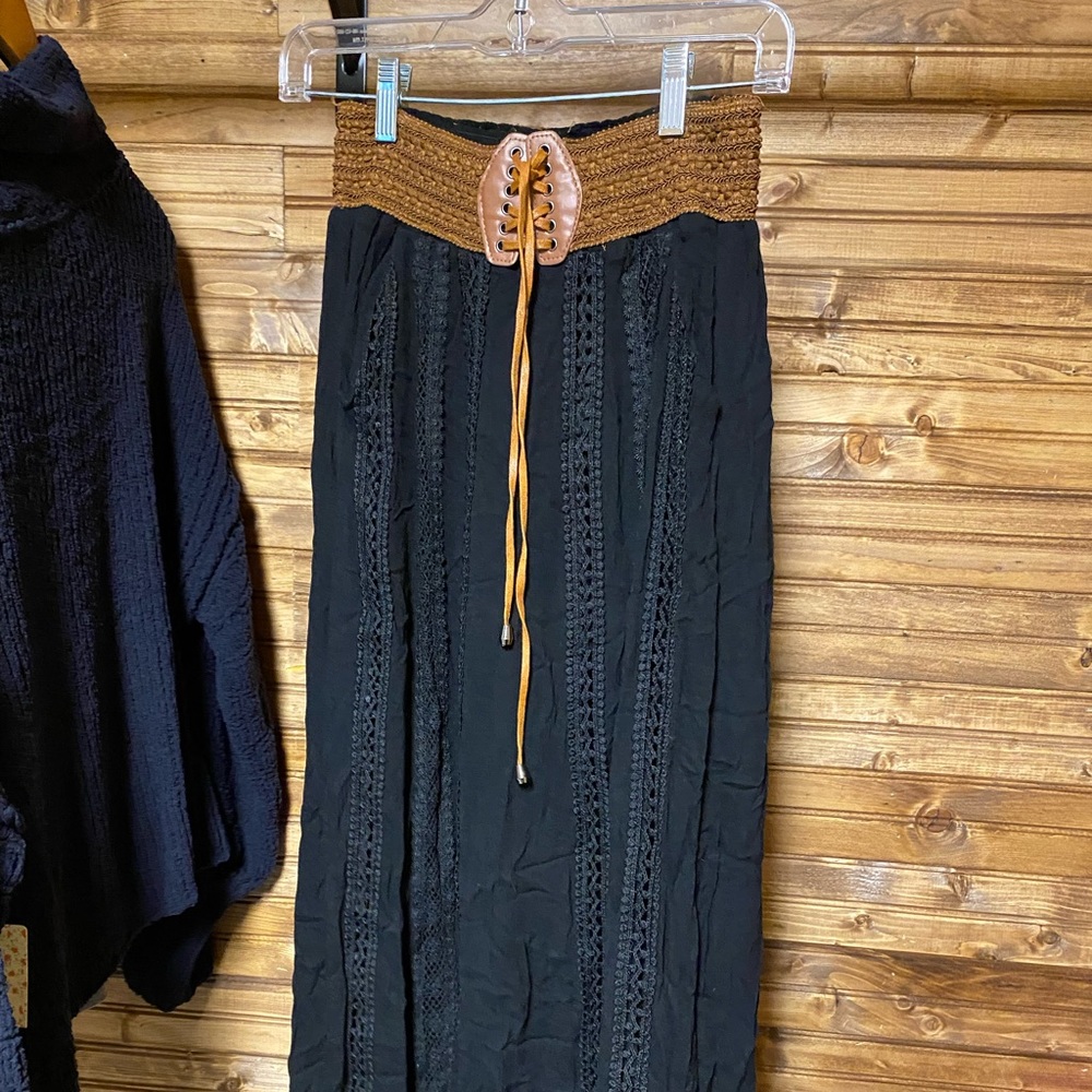 Onetheland black skirt
